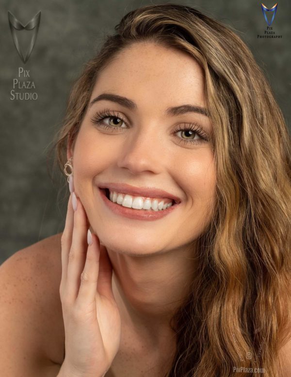 beautiful girl smiling in face close up photo